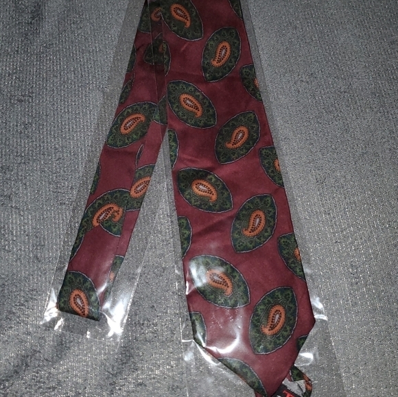 Red TIE WITH GREEN & GOLD PAISLEY PATTERN NEW - Picture 2 of 6